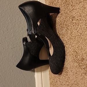 Black low heel shoe